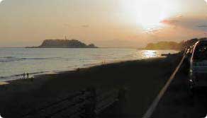 日没近い、江ノ島を国道１３４号線から眺める